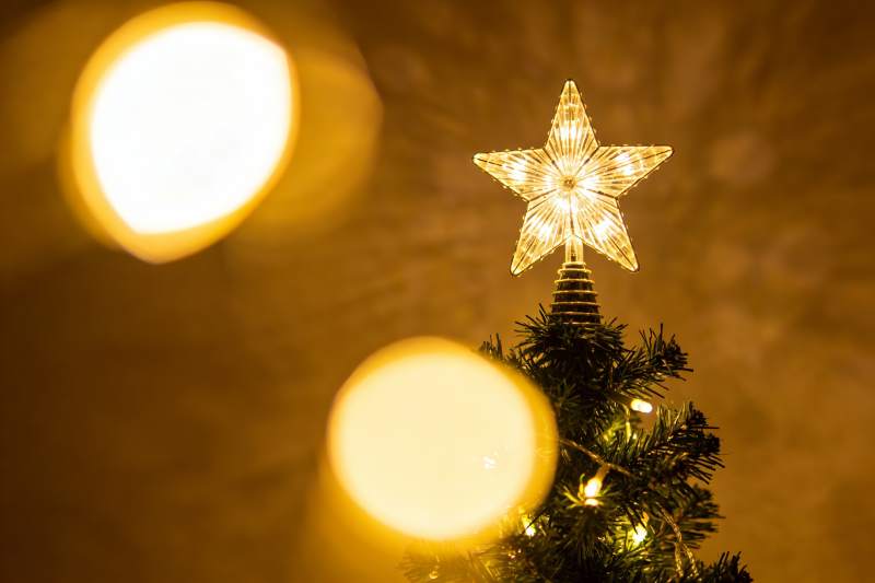 圣诞树顶星灯温暖光晕图片