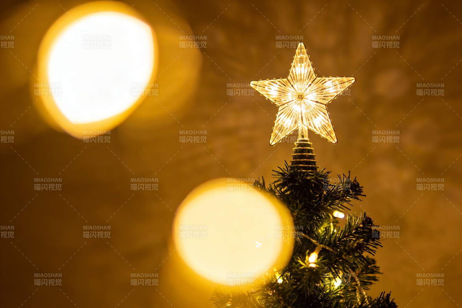 圣诞树顶星灯温暖光晕图片