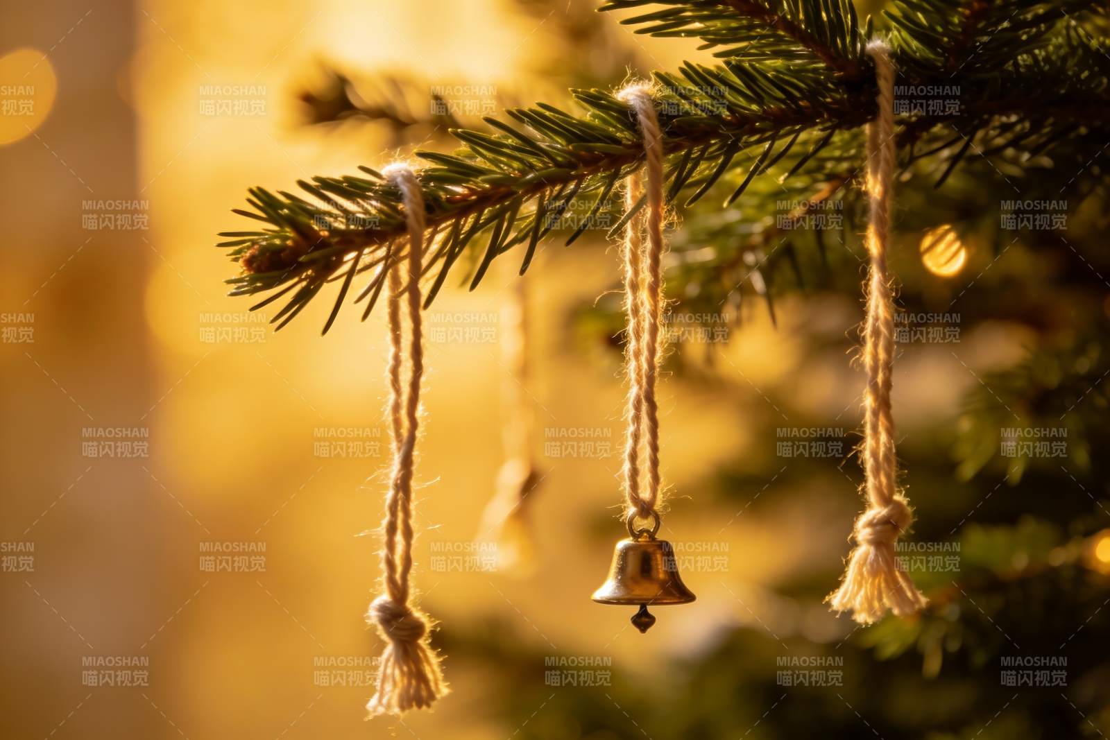 圣诞树铃铛装饰特写图片