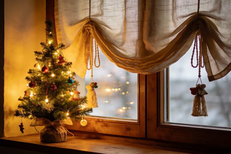 窗边圣诞树温馨节日装饰图片
