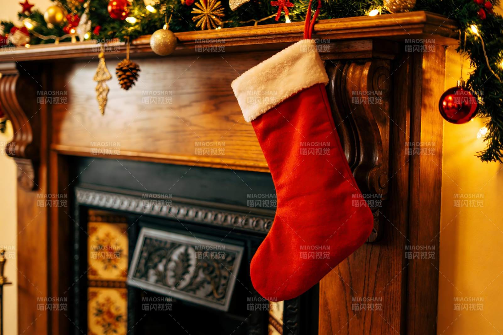 圣诞袜挂壁炉节日装饰图片
