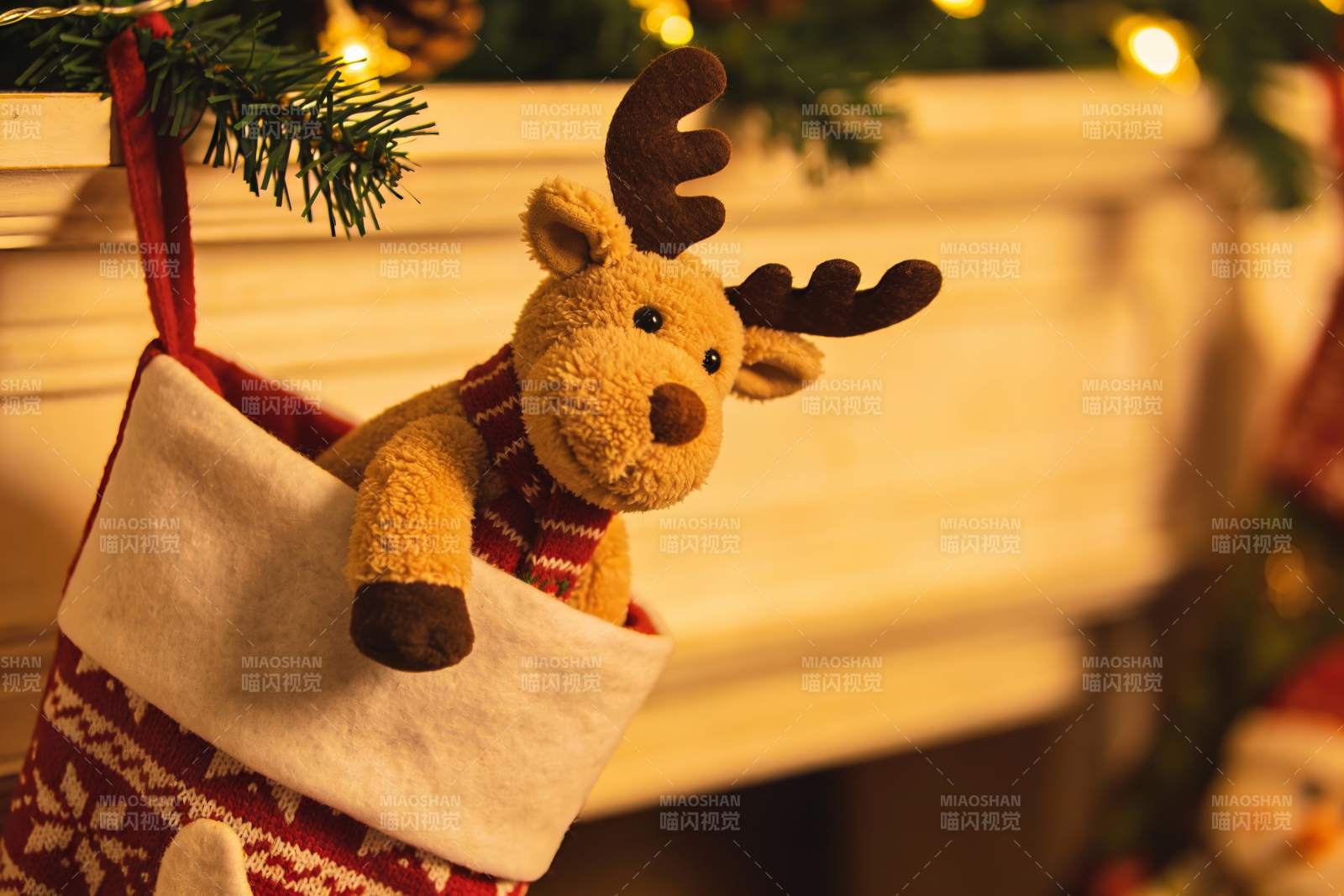 圣诞袜中玩偶鹿温馨节日装饰图片