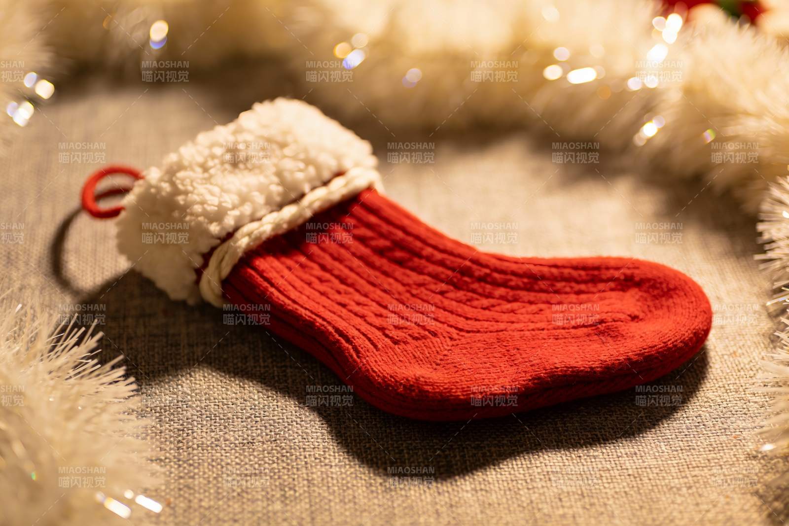 红色圣诞袜配白色毛边图片