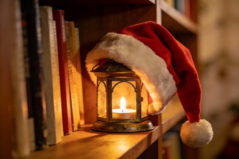 圣诞帽与烛光书架图片