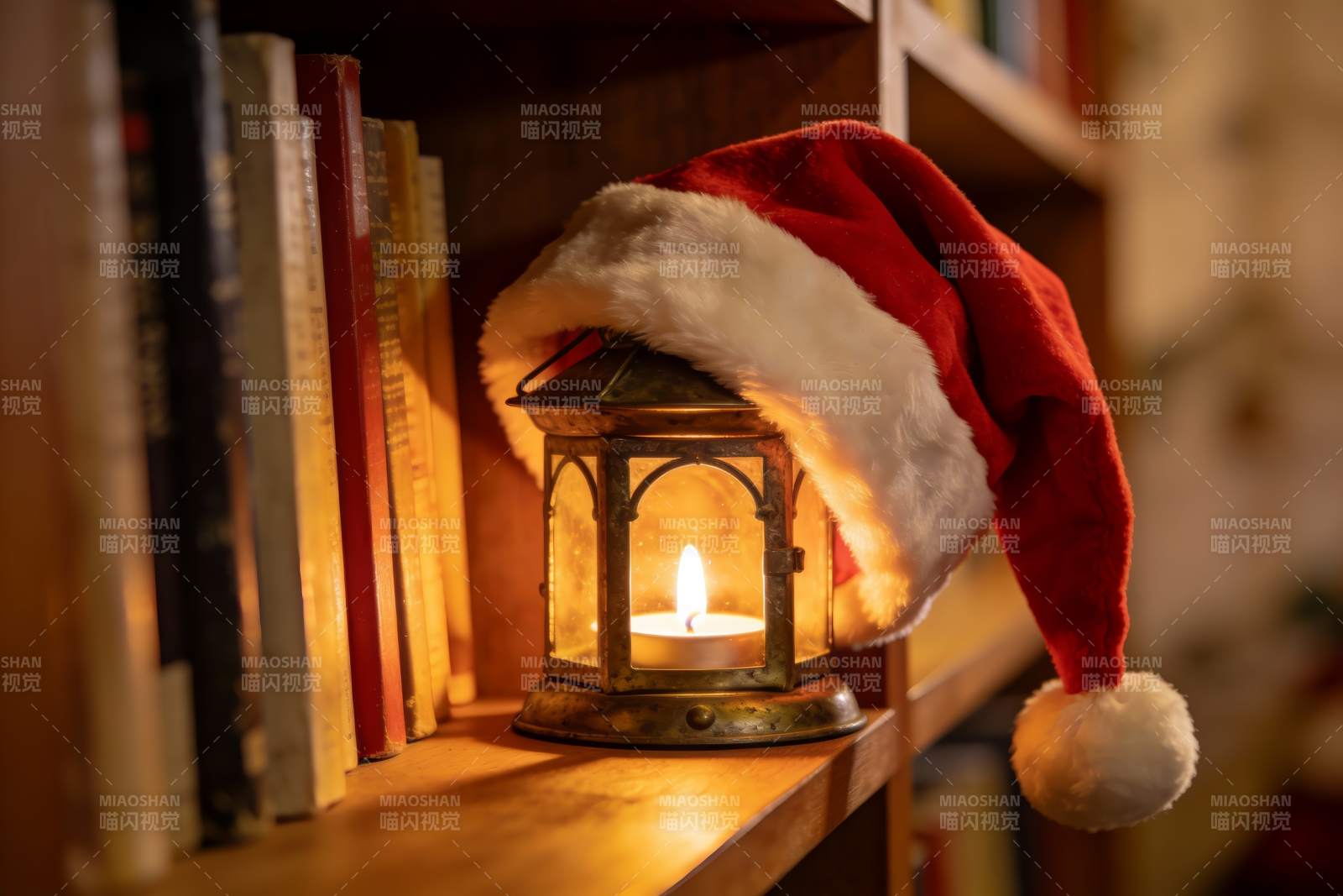 圣诞帽与烛光书架图片