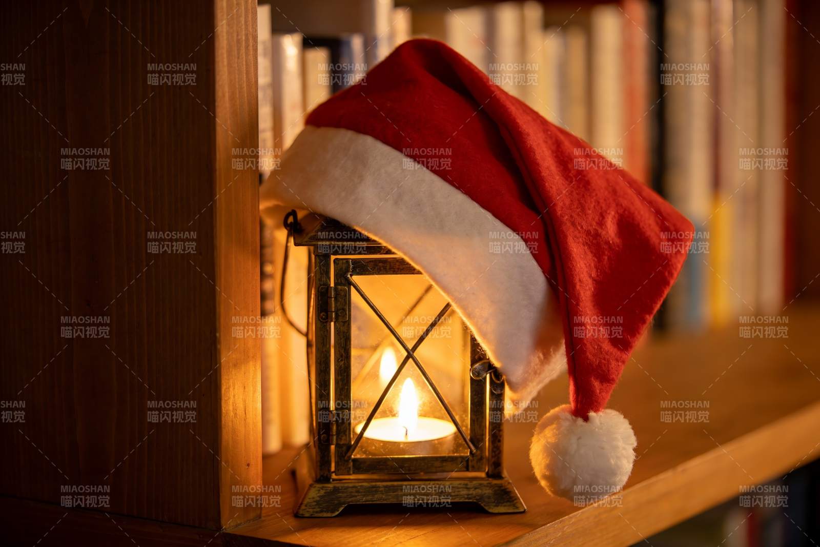 圣诞帽烛光书架静物图片