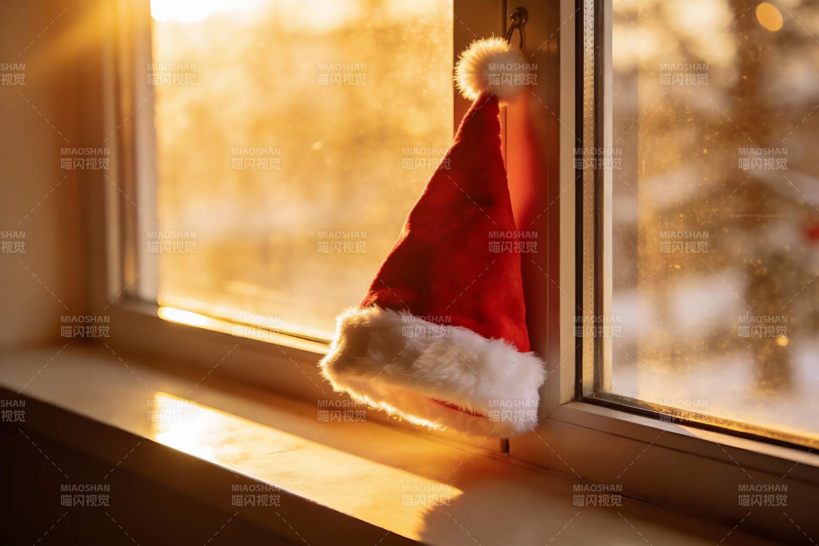 圣诞帽挂窗边冬日暖阳图片