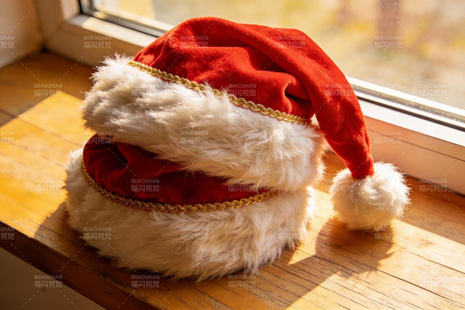 圣诞帽置于窗边木质台面图片