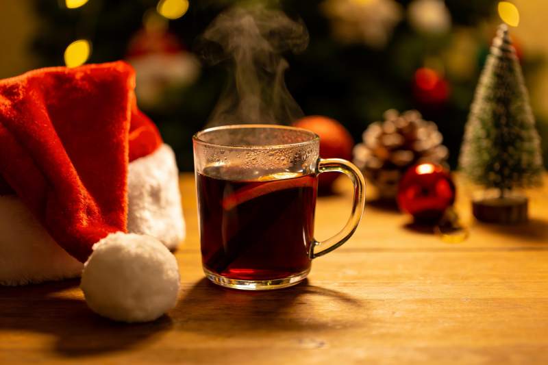 圣诞热饮与节日装饰图片
