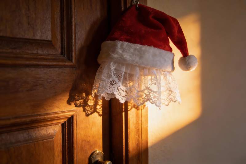 圣诞帽挂门上光影温馨图片