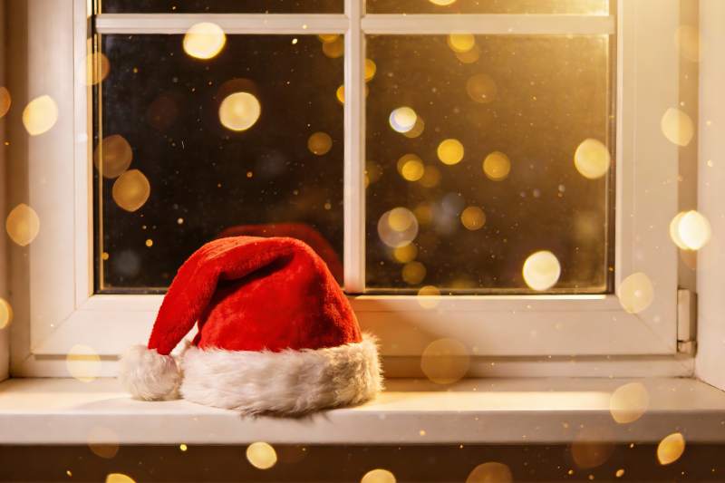 圣诞帽窗台夜景图片