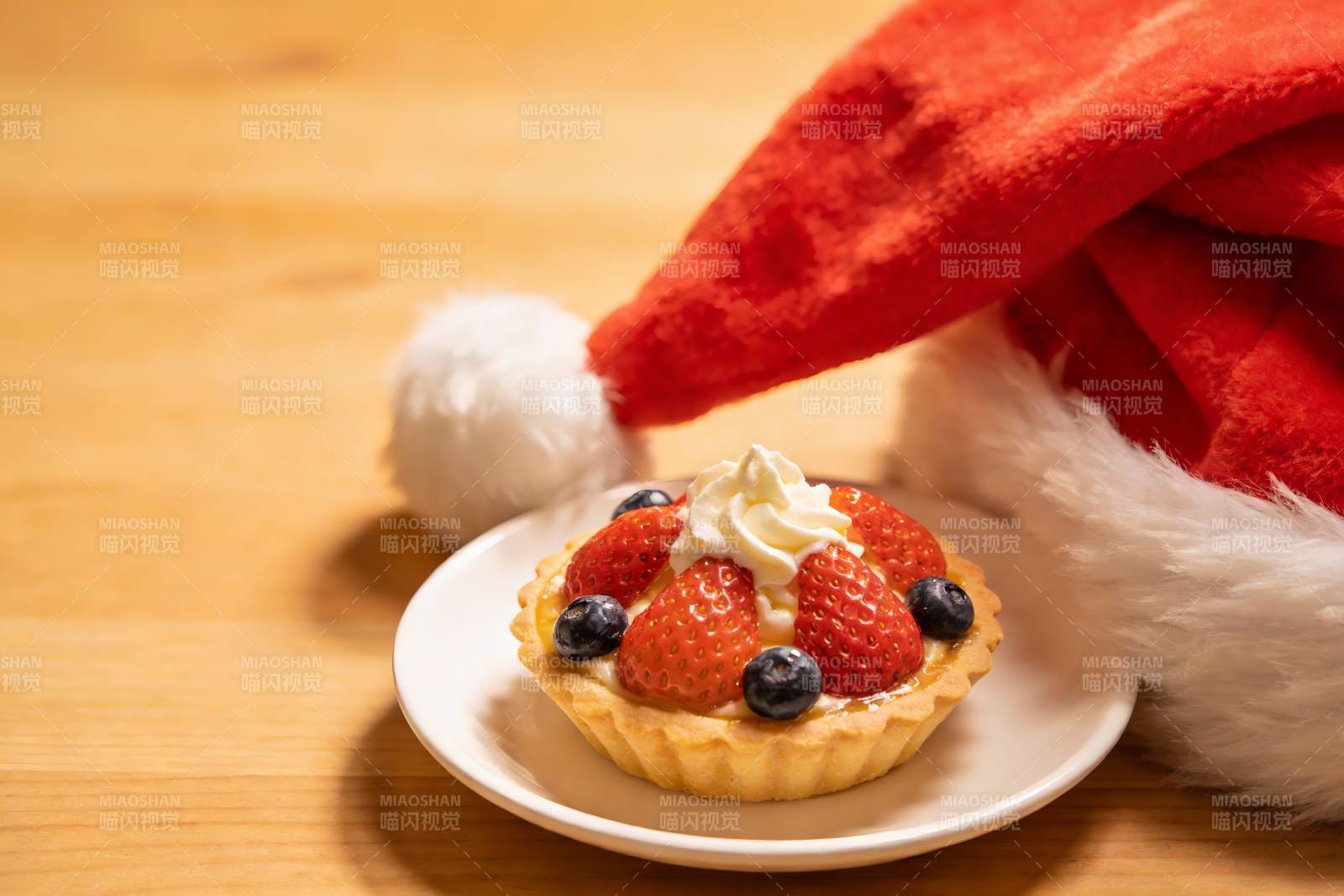 圣诞帽旁的水果挞图片