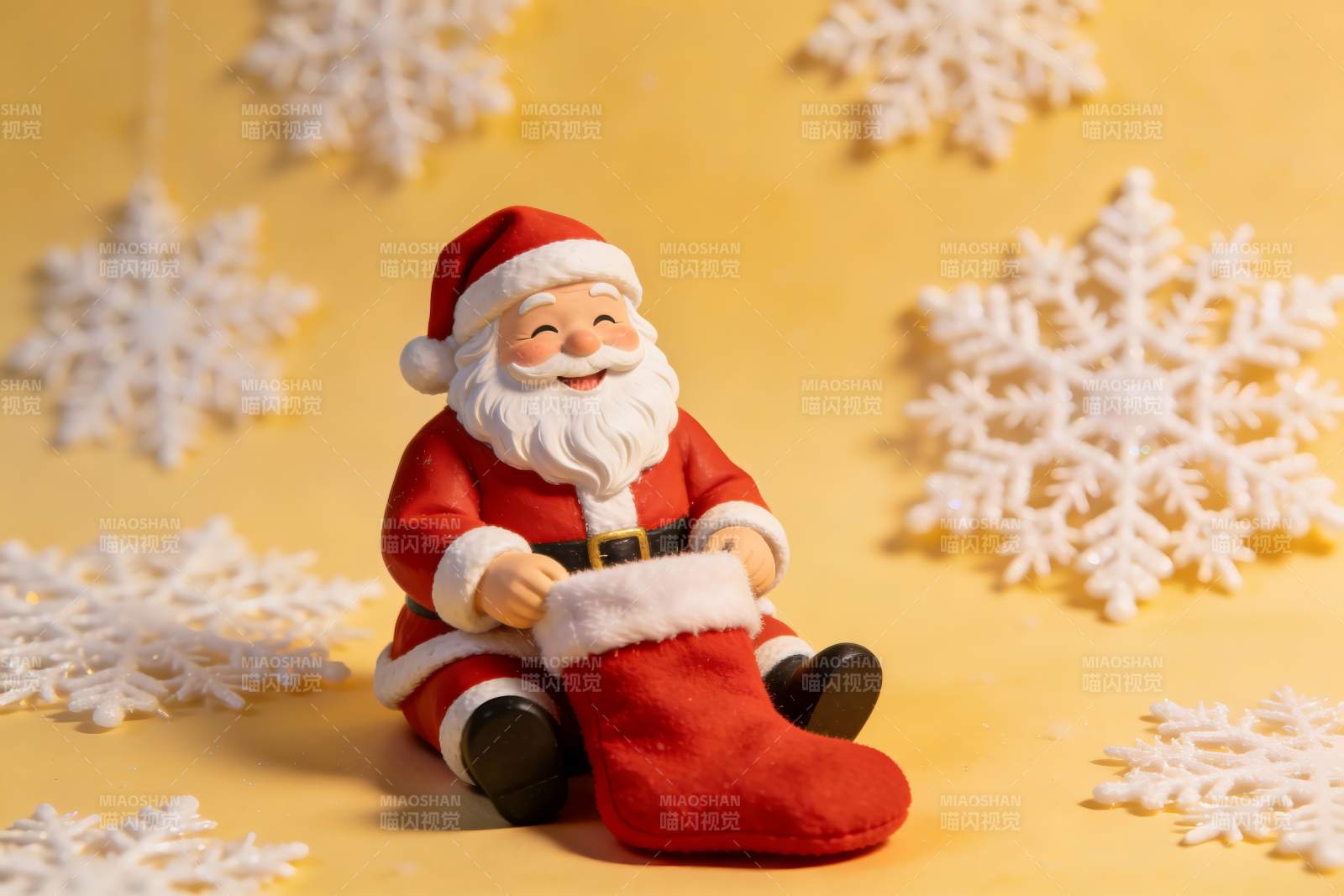 圣诞老人玩偶与雪花装饰图片