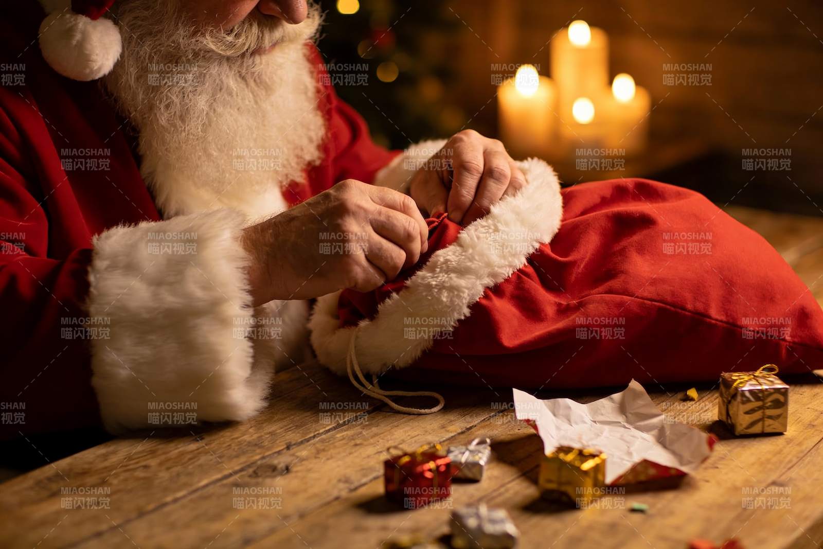 圣诞老人整理礼物袋图片