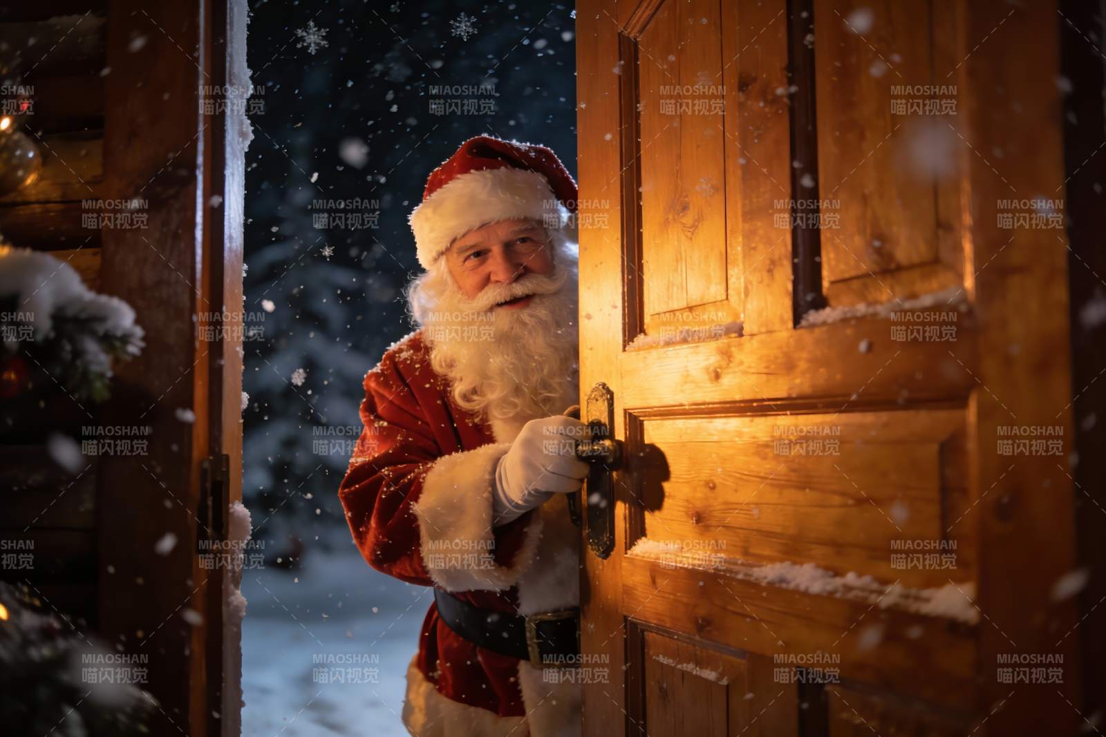 圣诞老人开门雪夜场景图片