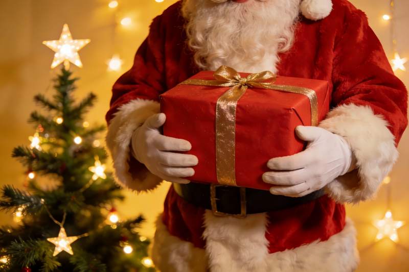 圣诞老人手捧礼物盒图片