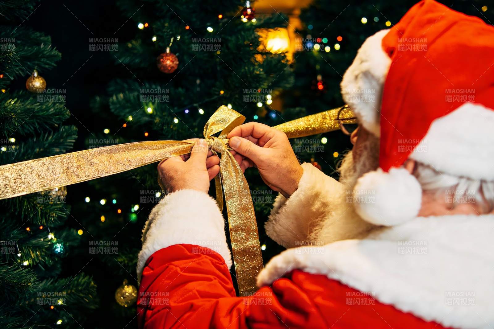 圣诞老人装饰圣诞树图片