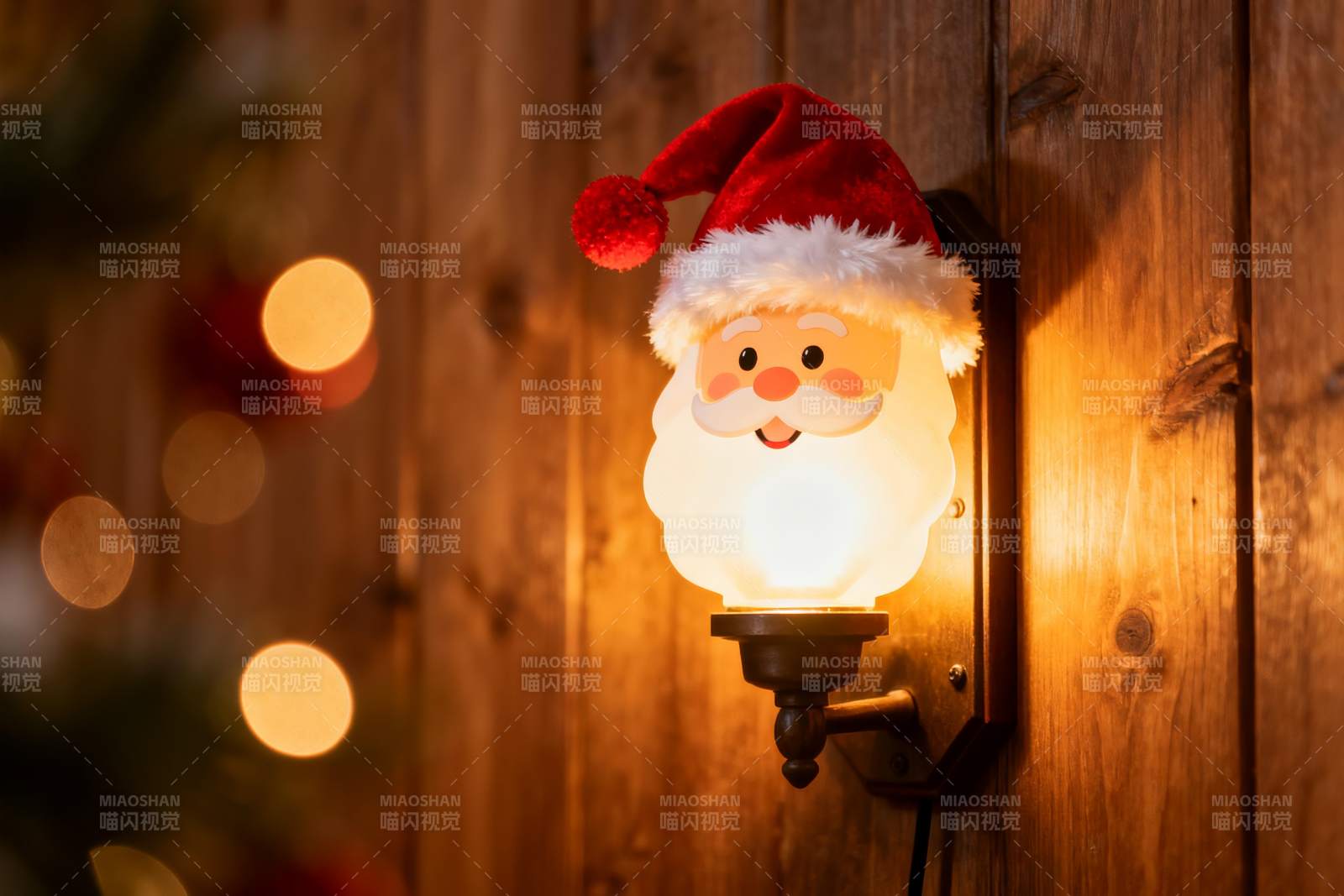 圣诞老人造型壁灯照亮木质墙面图片