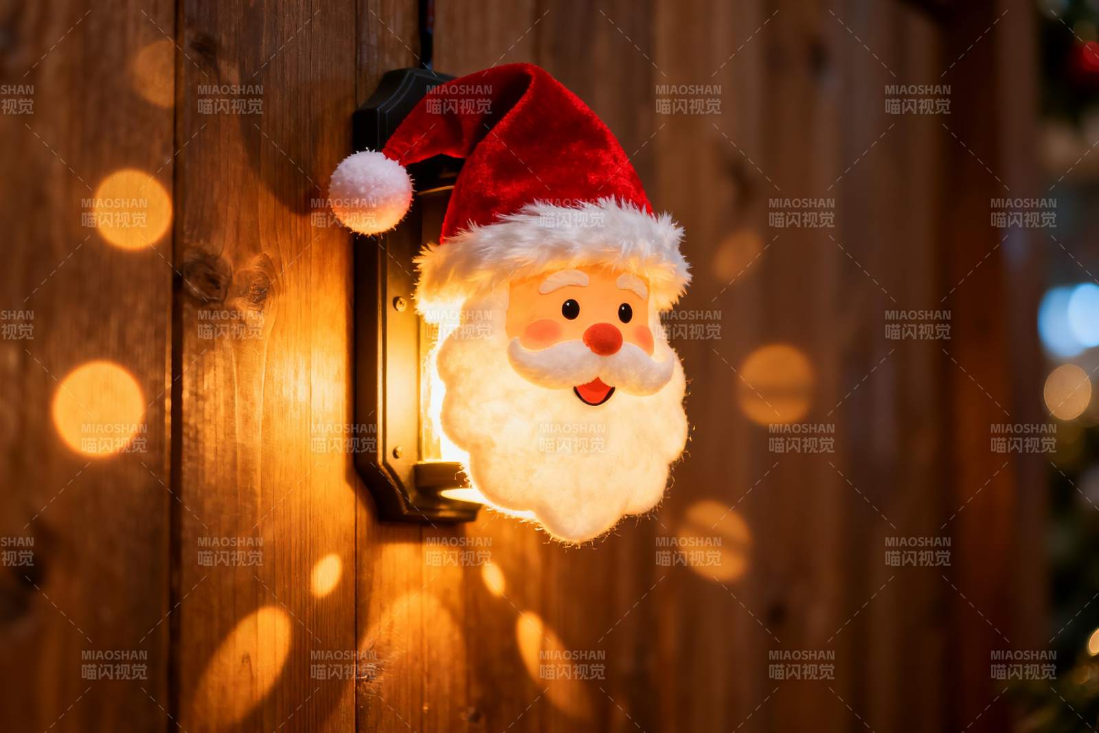 圣诞老人造型壁灯照亮木质墙面图片