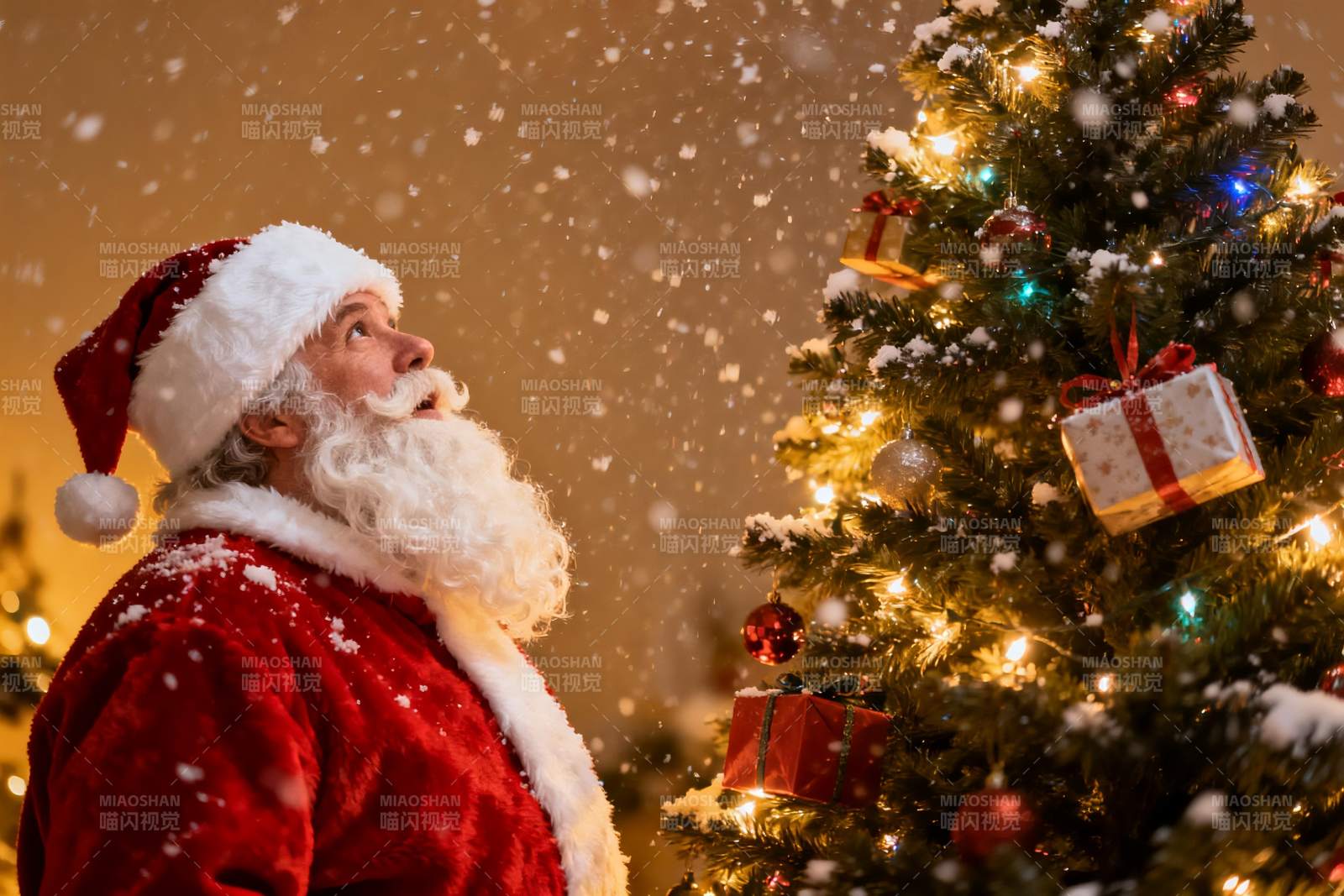 圣诞老人雪夜仰望圣诞树图片
