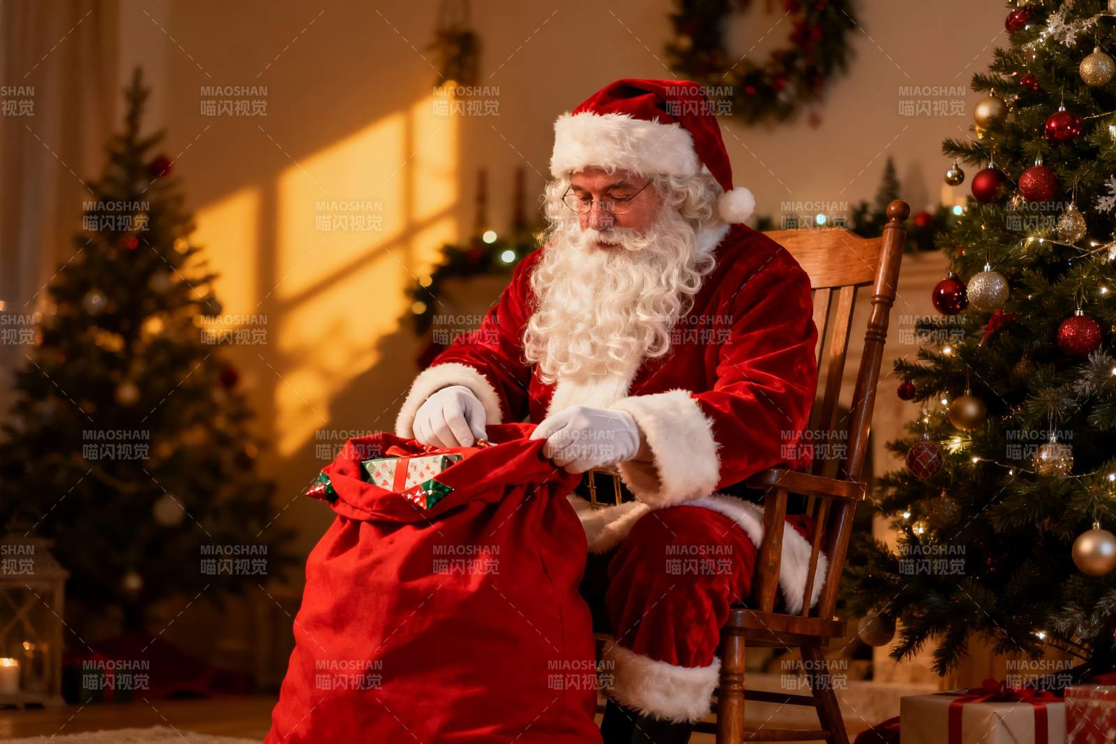 圣诞老人室内分发礼物场景图片