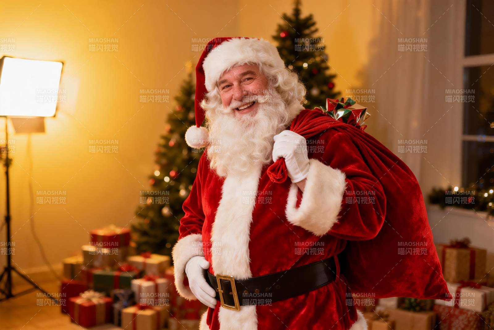 圣诞老人手持礼物袋室内场景图片