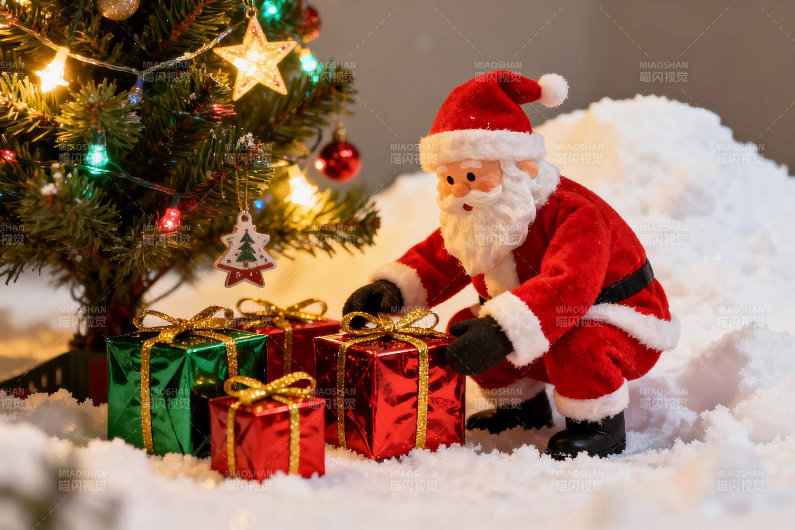 圣诞老人摆放礼物节日场景图片