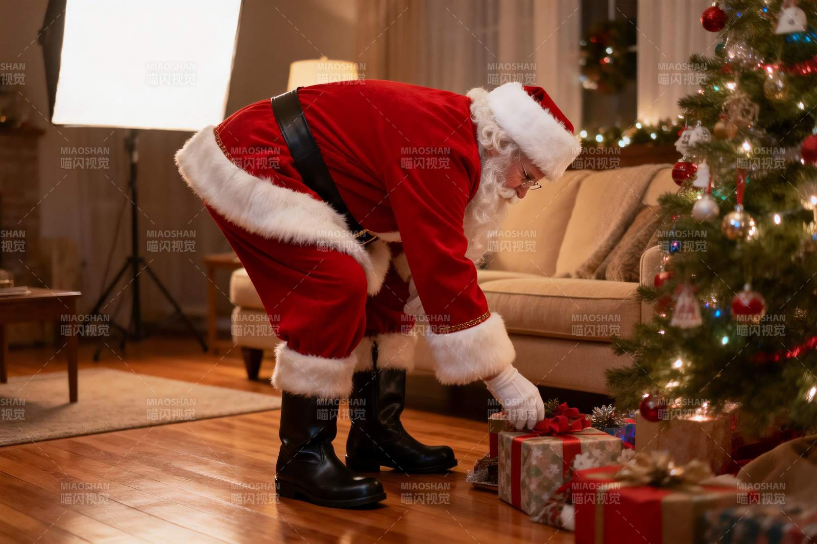 圣诞老人室内放礼物图片