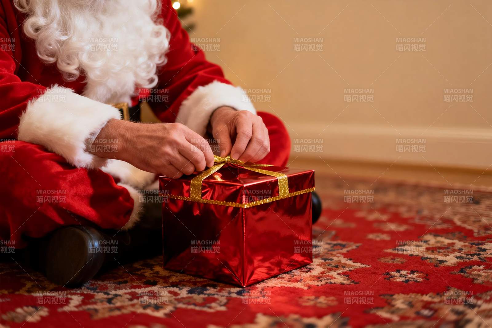 圣诞老人系礼物盒丝带图片