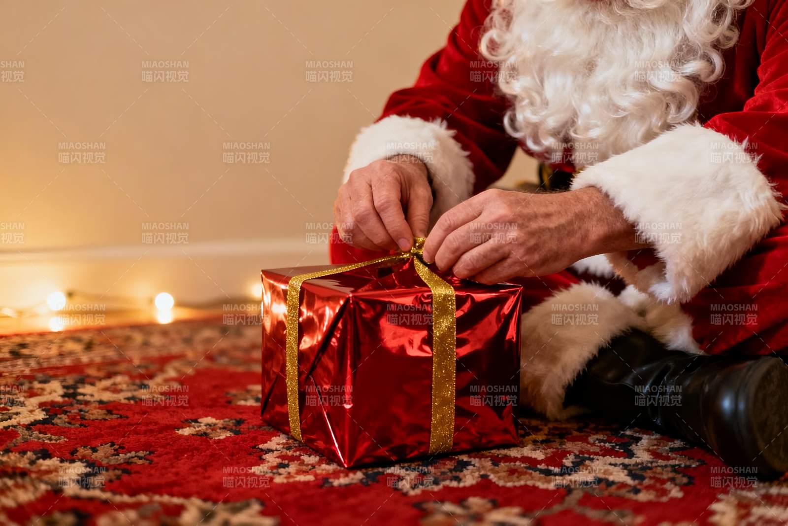 圣诞老人系礼物盒丝带图片