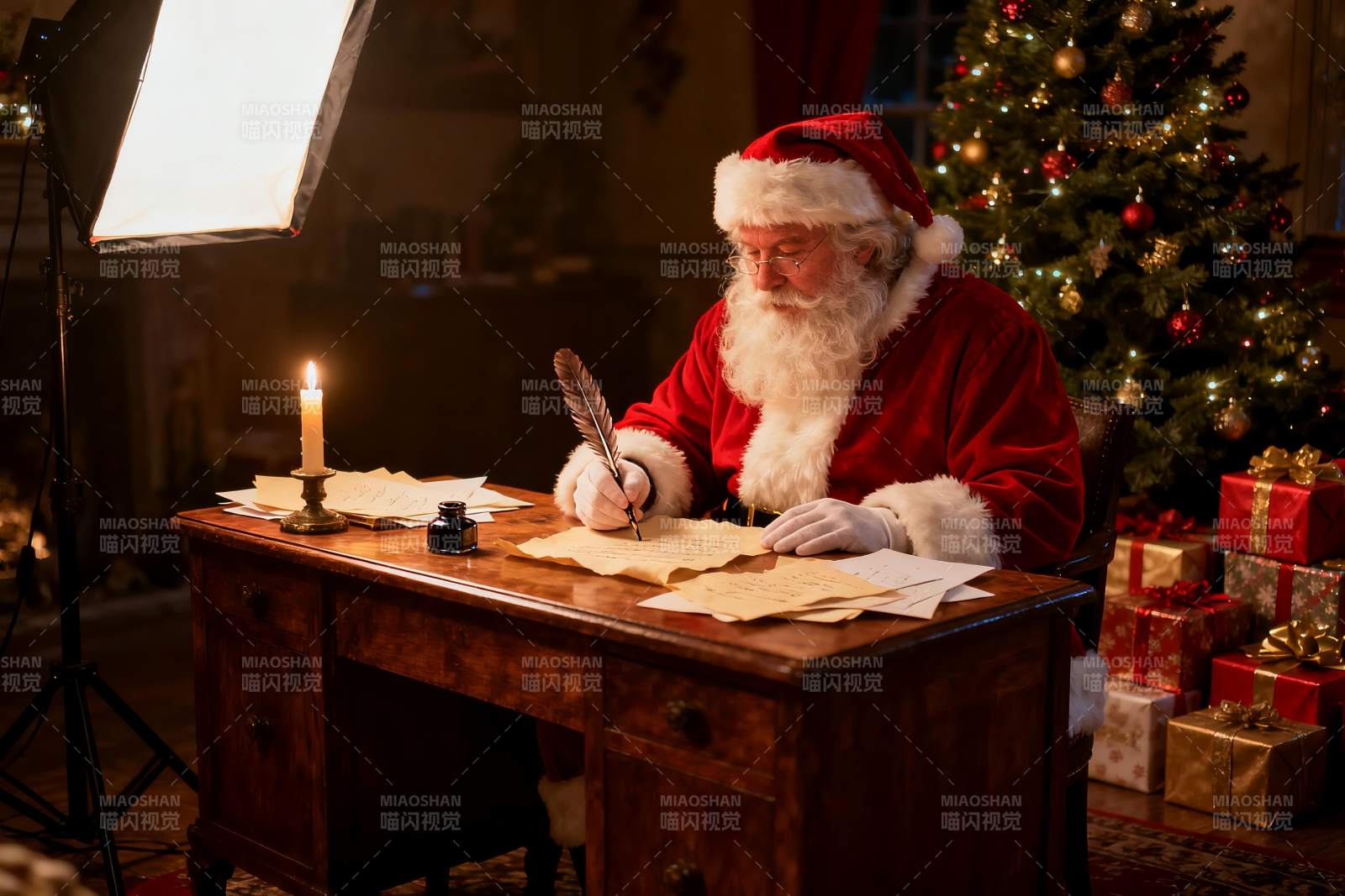 圣诞老人书桌前写信图片