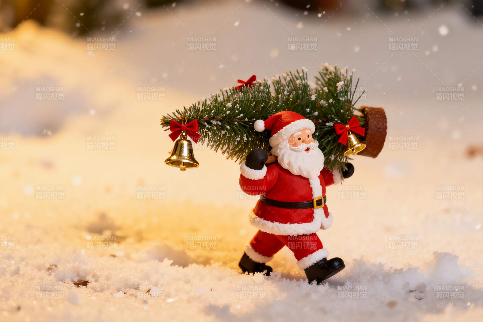圣诞老人雪地背树摆件图片