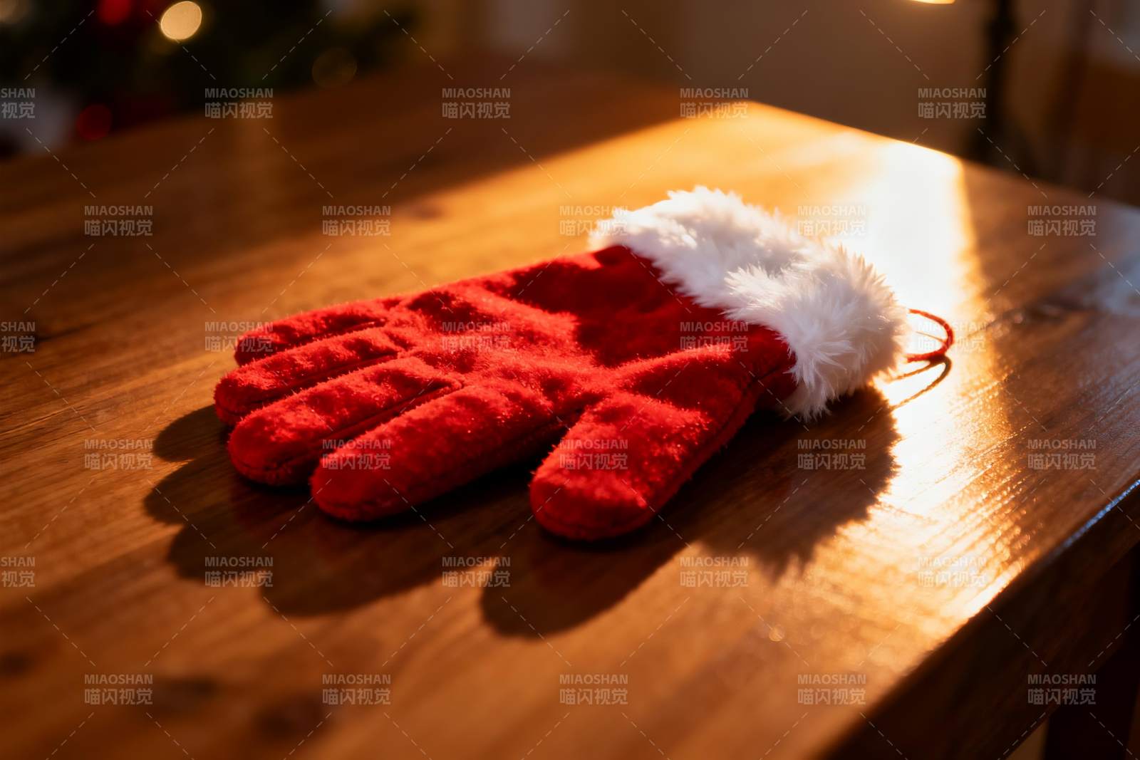 圣诞手套置于木质桌面图片