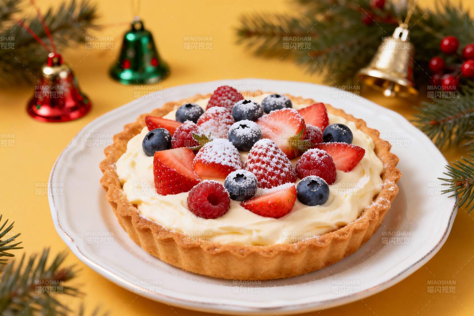 圣诞装饰下的水果挞图片