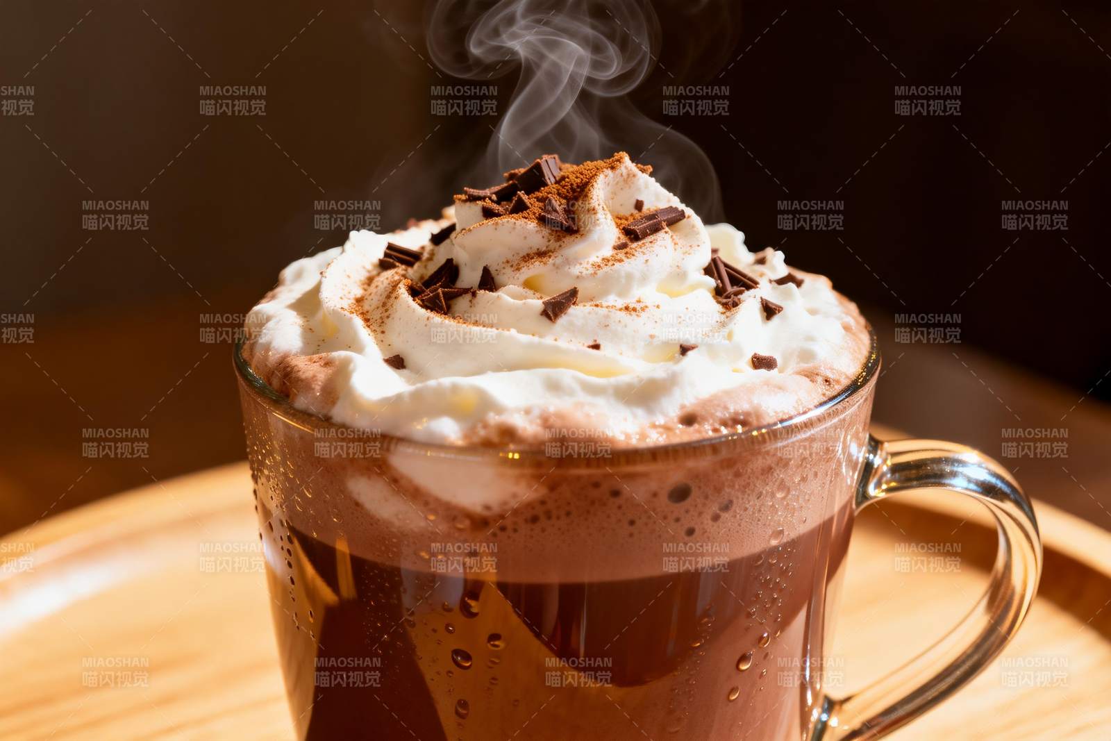 热巧克力杯上奶油与巧克力碎图片
