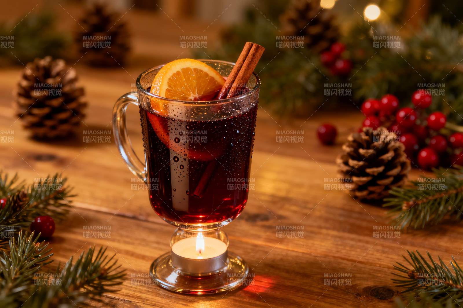 节日饮品配松果蜡烛图片