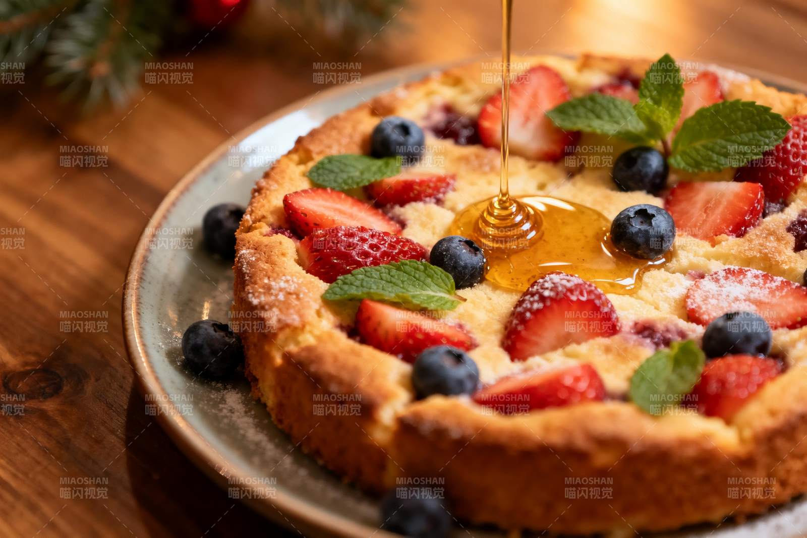 水果蛋糕淋酱特写图片