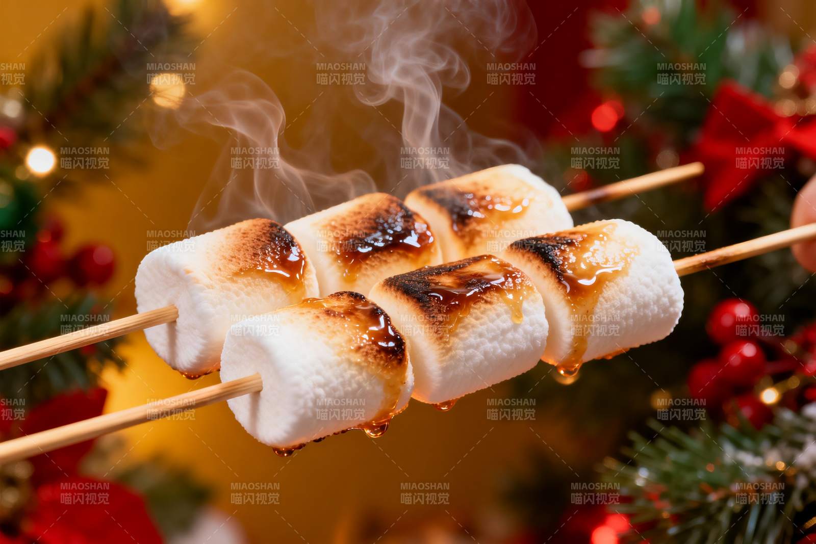 圣诞装饰下的烤棉花糖图片