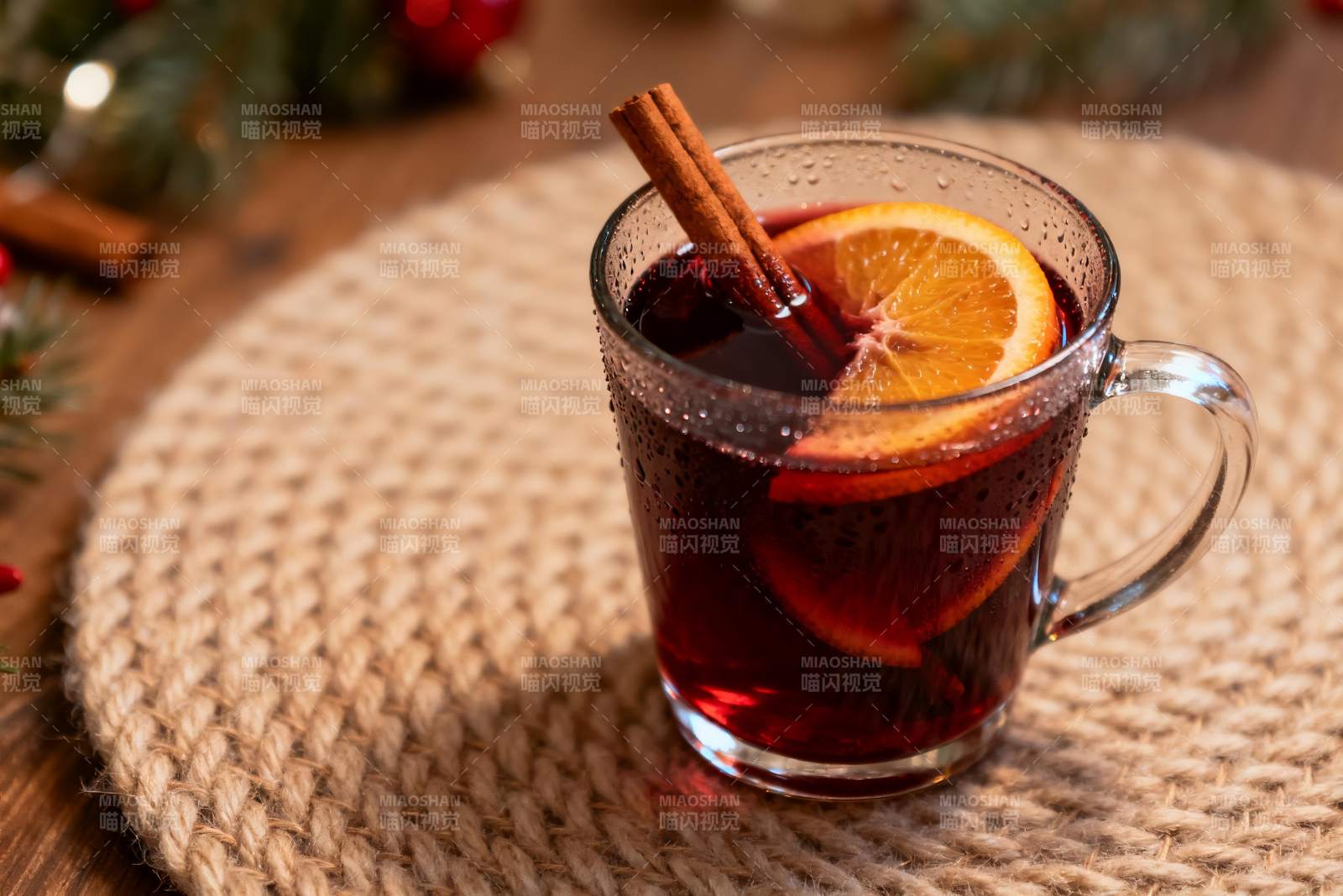 热红酒配橙片肉桂点缀图片