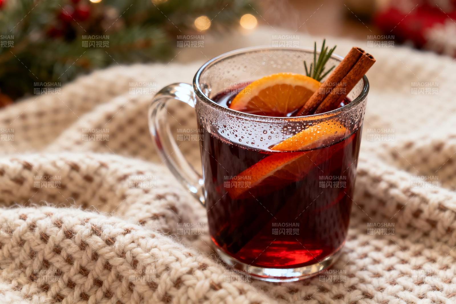 温暖冬日热饮配橙片肉桂图片