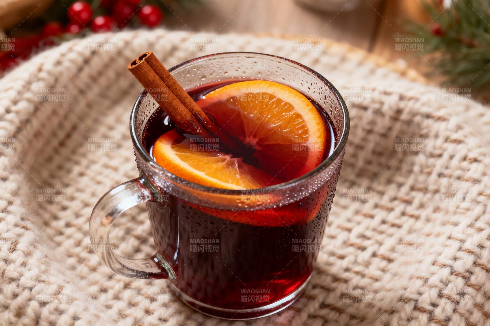 热饮配橙片肉桂点缀图片