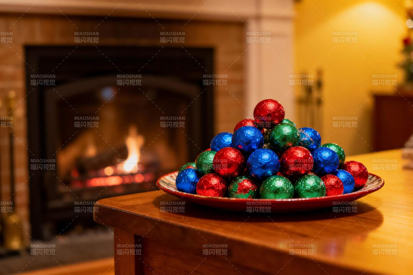 壁炉旁的彩色糖果堆图片