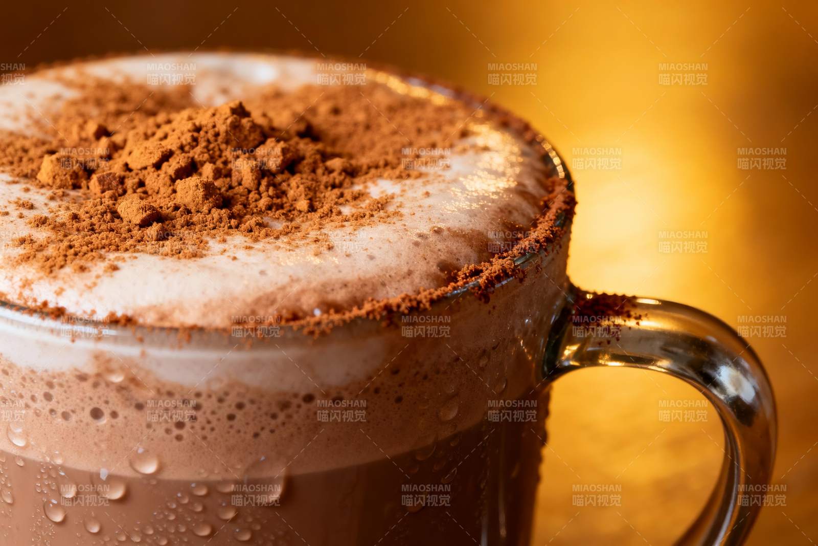 热巧克力杯特写图片