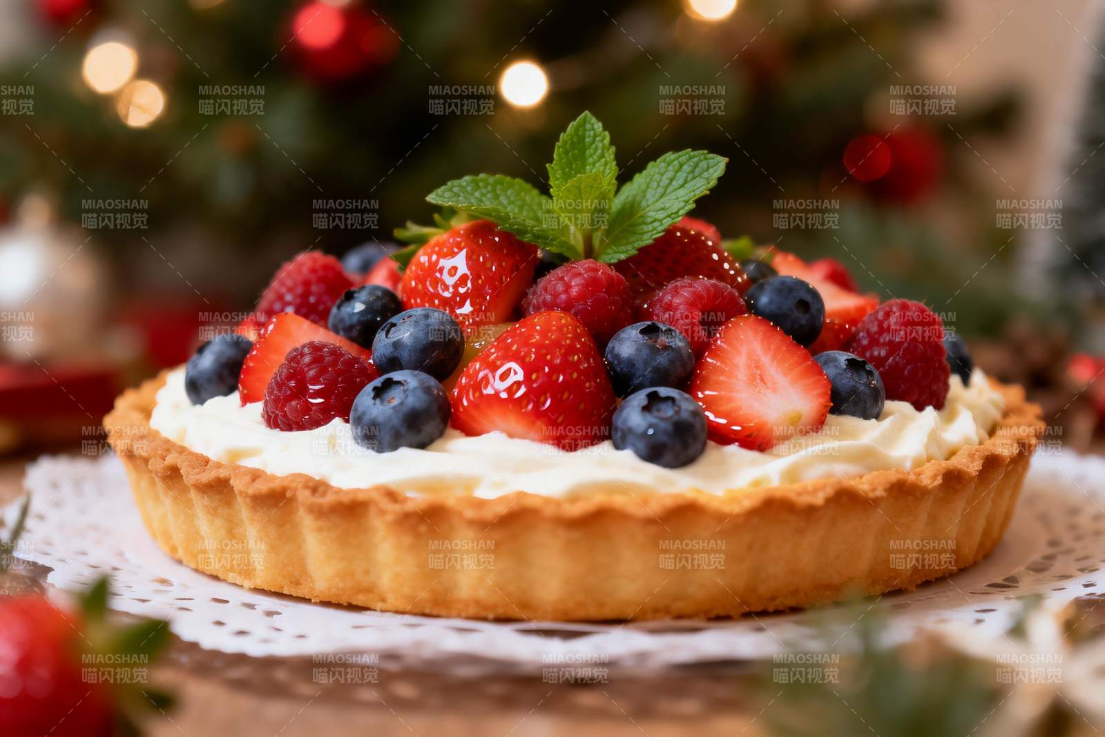 圣诞树前的水果挞图片