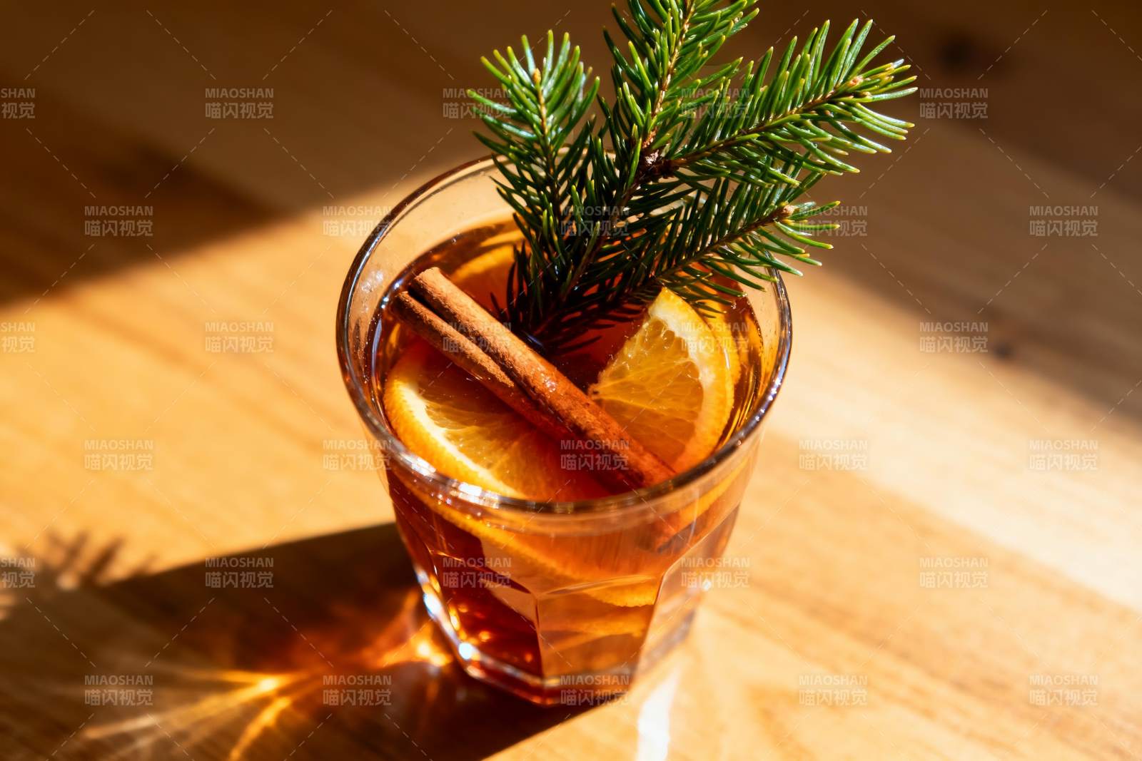 木质桌面的香料饮品特写图片