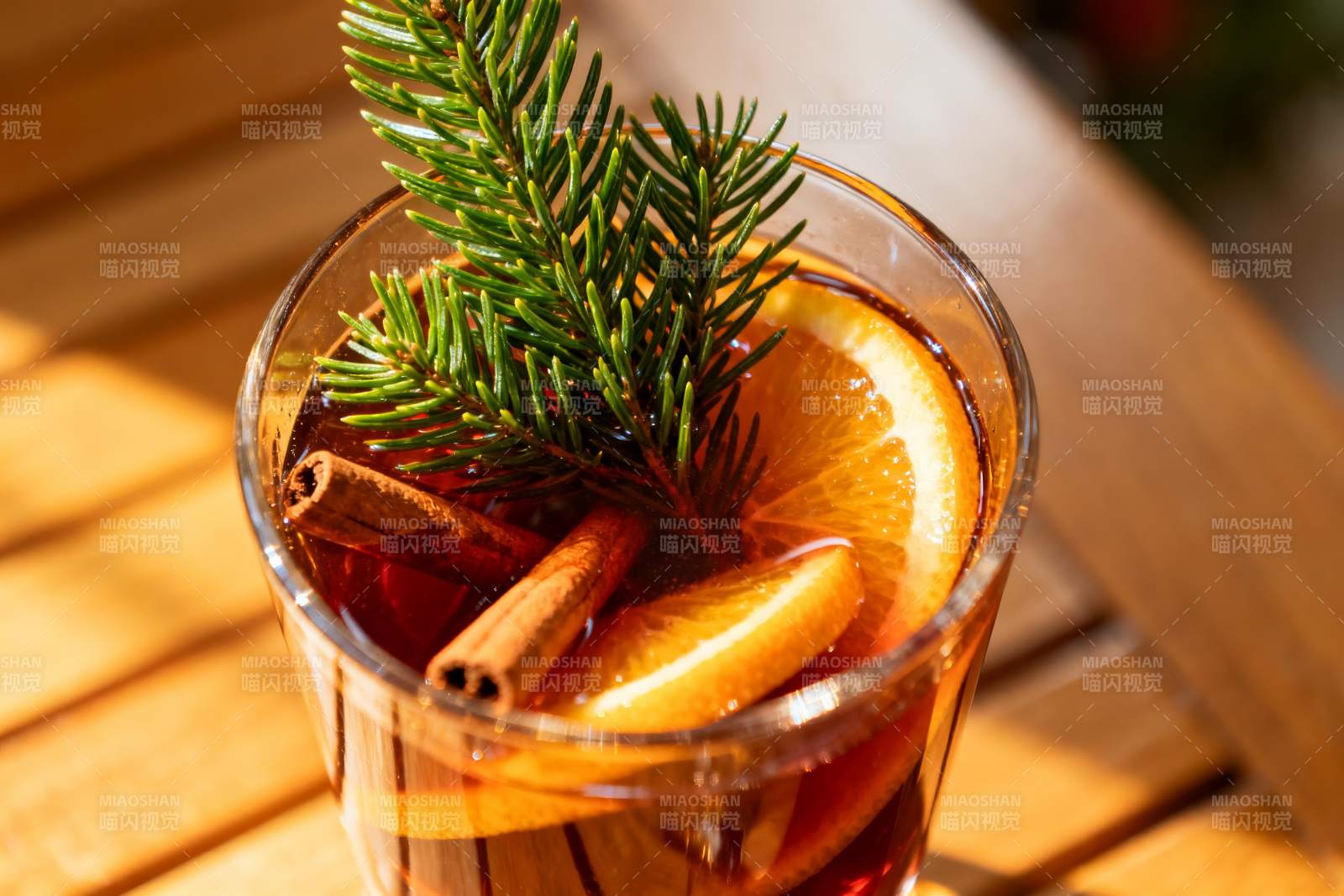 木质桌上的香料饮品特写图片