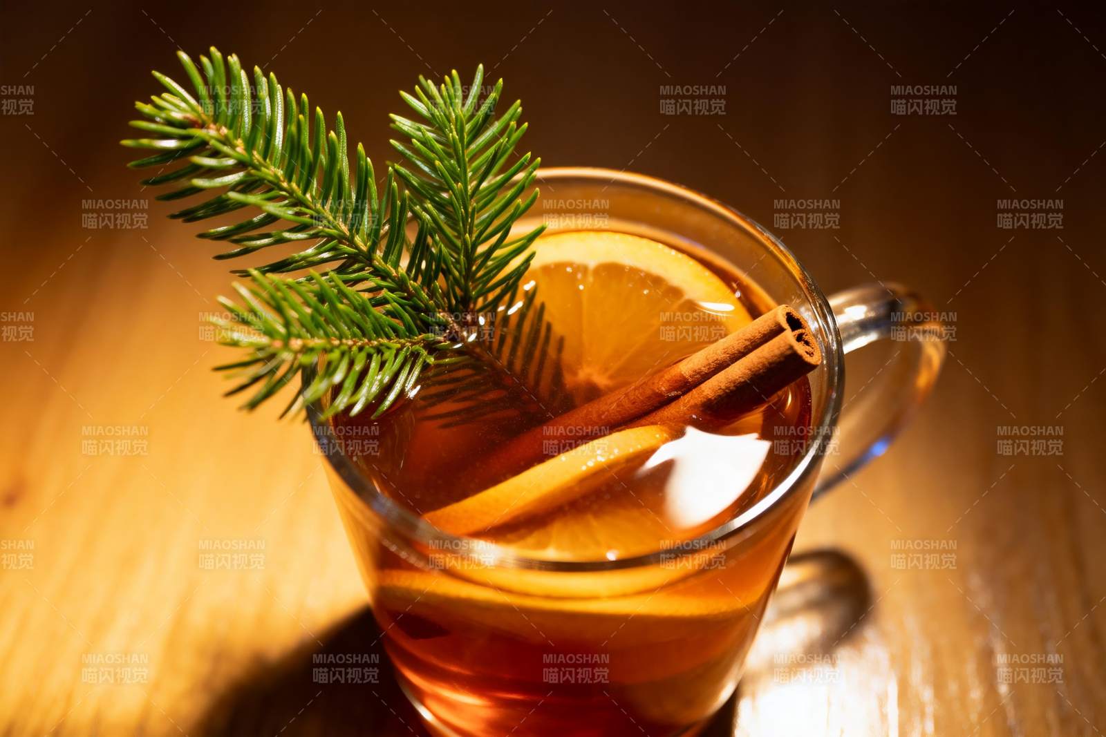 热饮配香料与松枝装饰图片