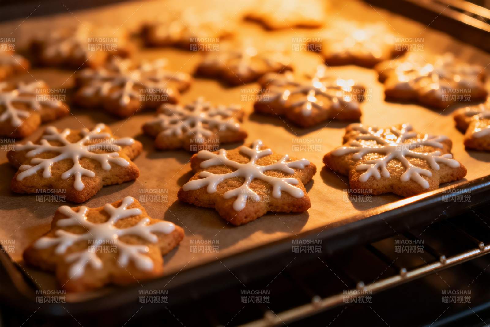 烤箱中雪花形状饼干图片