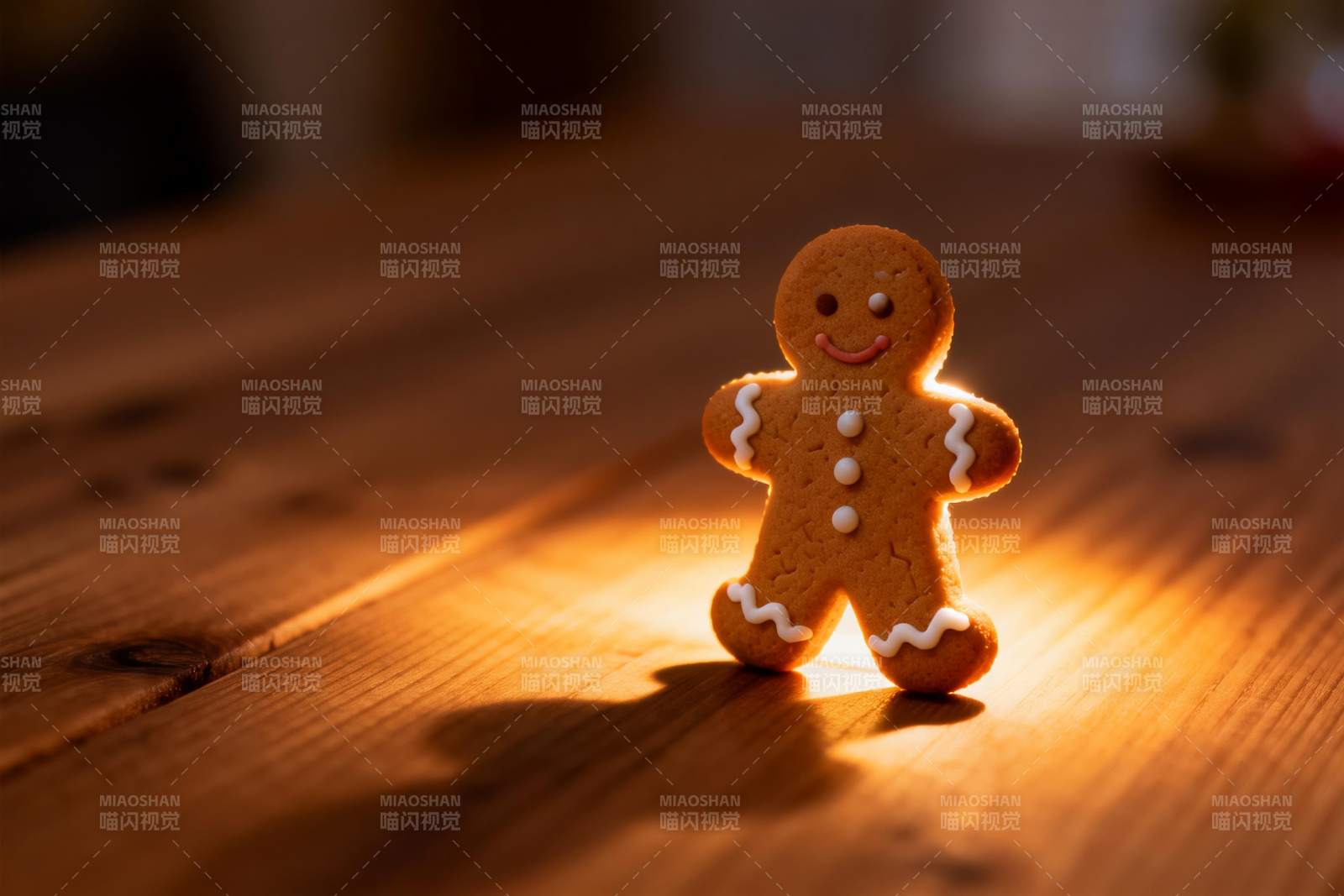 姜饼人摆放在木质桌面上图片