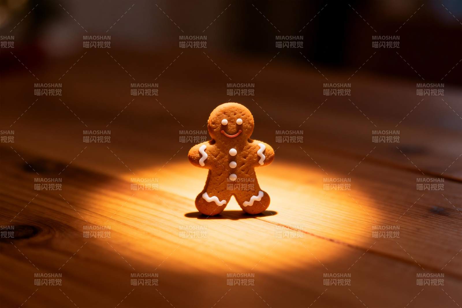姜饼人小雕像置于木质桌面图片